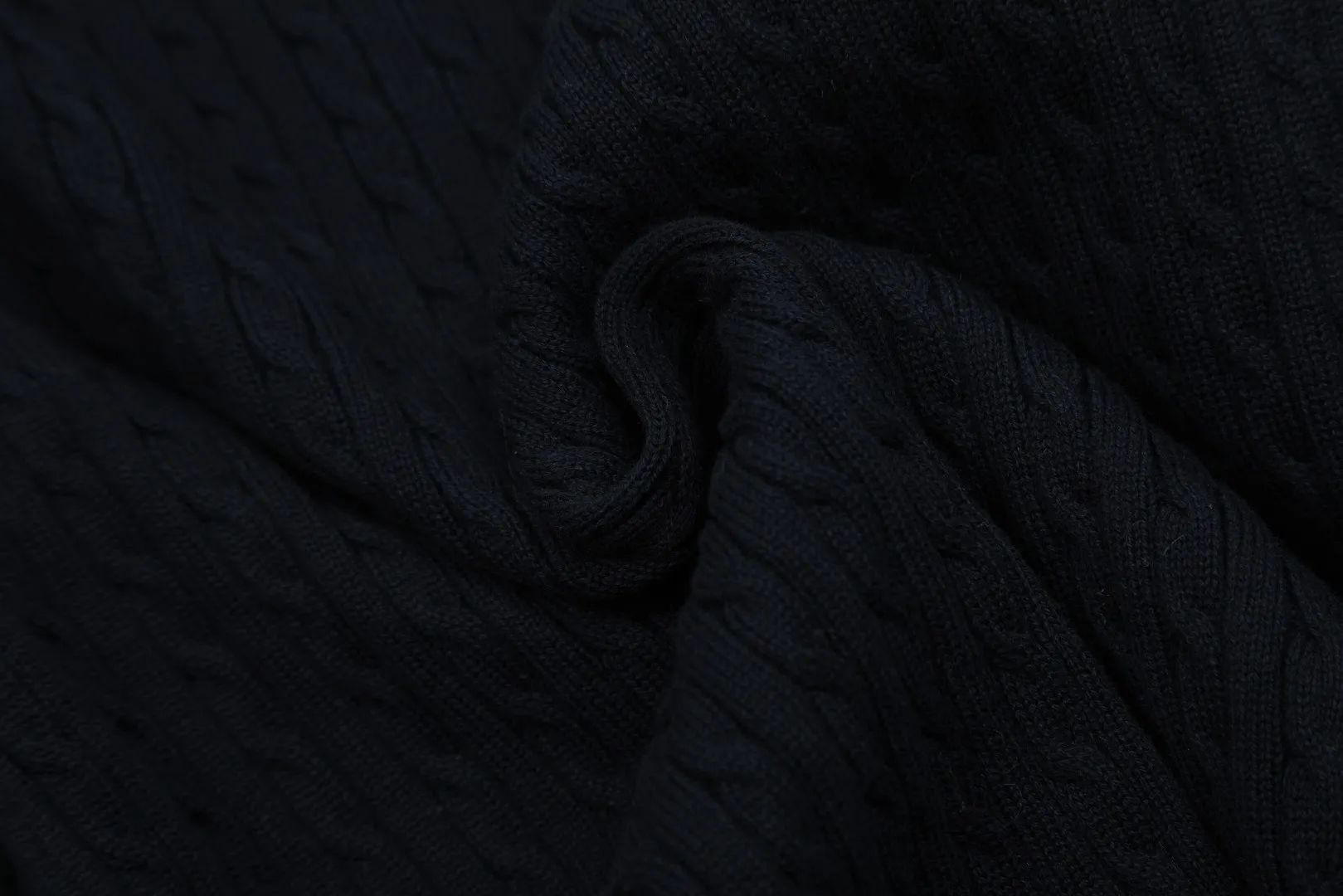 🅿️210 "Top quality" Style number: DS005# (not off the shelves all year round) [Ralph Lauren round neck solid color pony embroidered logo knitted cardigan long sleeves] ✅Ralph Lauren classic basic versatile twist knitted cardigan long sleeves ✅Main supplier platform live broadcast Wholesale entities Replenish when out of stock Not off the shelves ✅ZP quality 1:1 version Scan the code to enter the GF website Counter quality ✅Details and quality are the only one in Guangzhou. Imported quality cotton yarn, focusing on high-end, cost-effective, good quality needless to say. ✅The same style as Zhao Lusi is really amazing, so sweet, so beautiful. This cardigan is really good-looking. Rose red and white label Big red and blue label